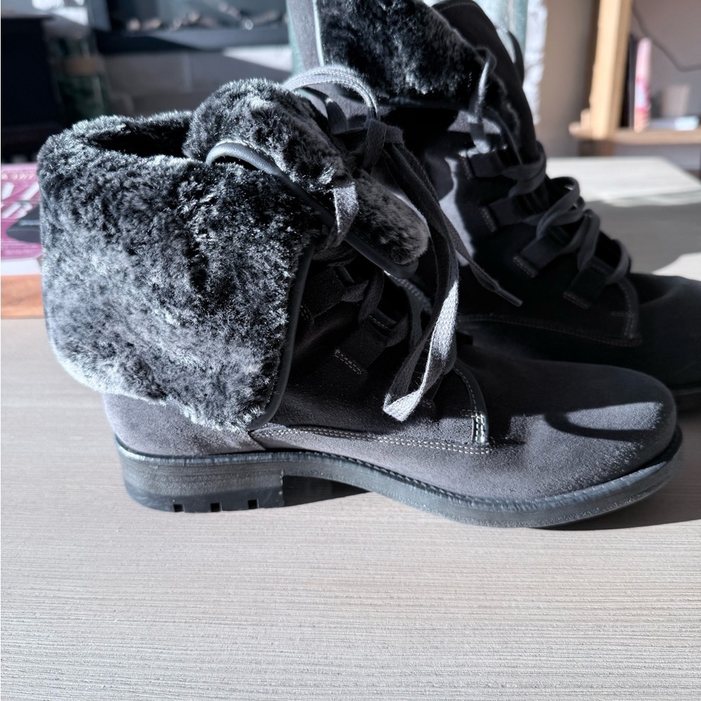 Taos lace suede leather boot, with fur.